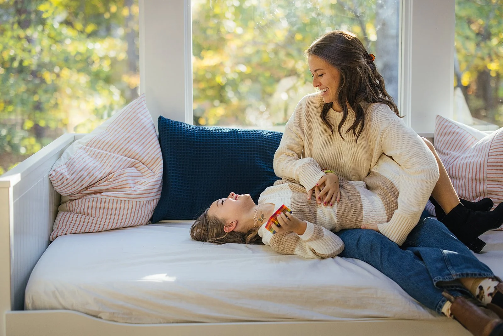 MomSittingWithDaughterOnCouchFamilyPhotoSession