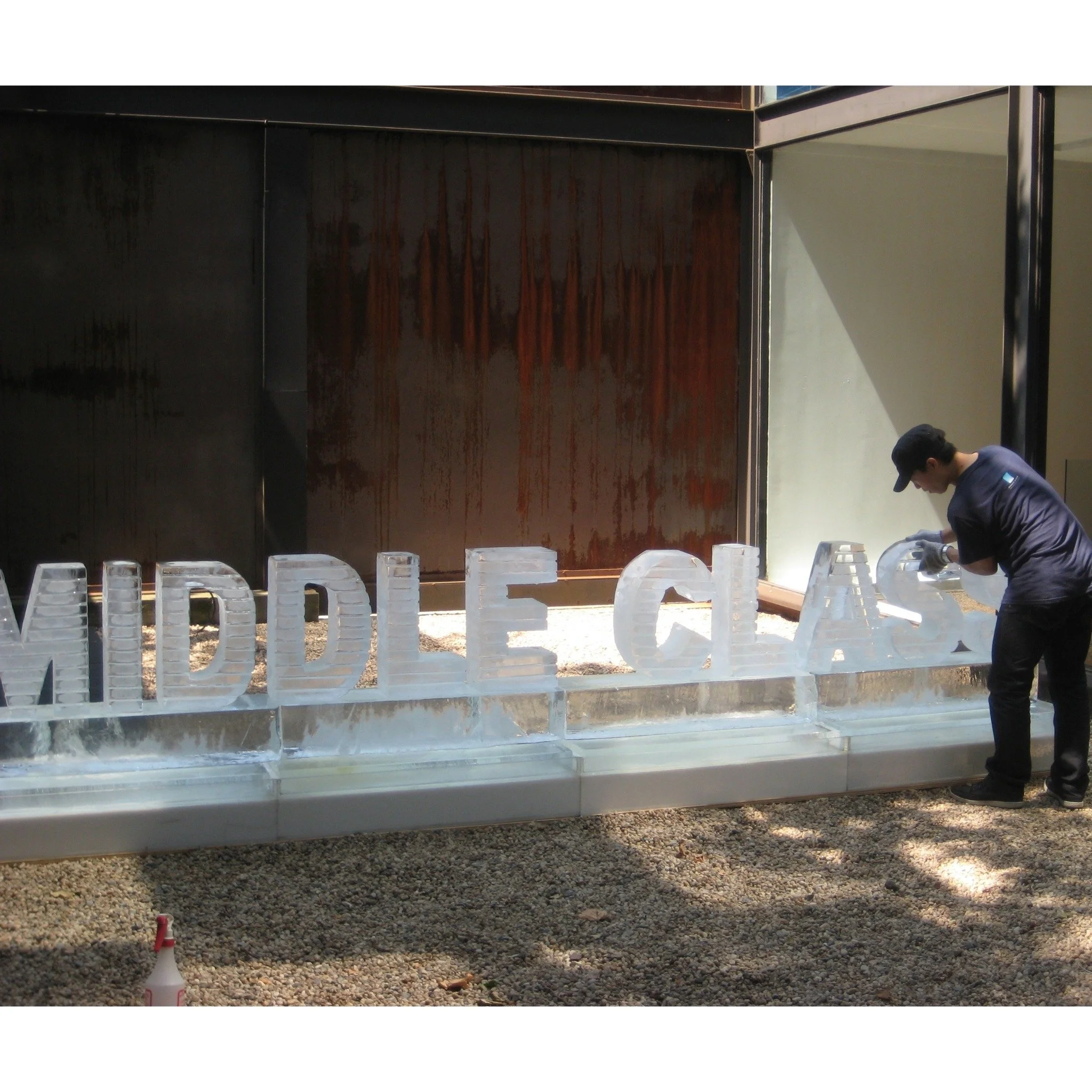 Some JKFA history: Ligarano/Reese&rsquo;s &lsquo;Middle Class&rsquo; sculpture installed 14 years ago in our sculpture garden. Jim&rsquo;s portrait needs no comment.

#jimkempnerfineart #nycgallery #contemporaryart #ligoranoreese #meltedaway #ligoran