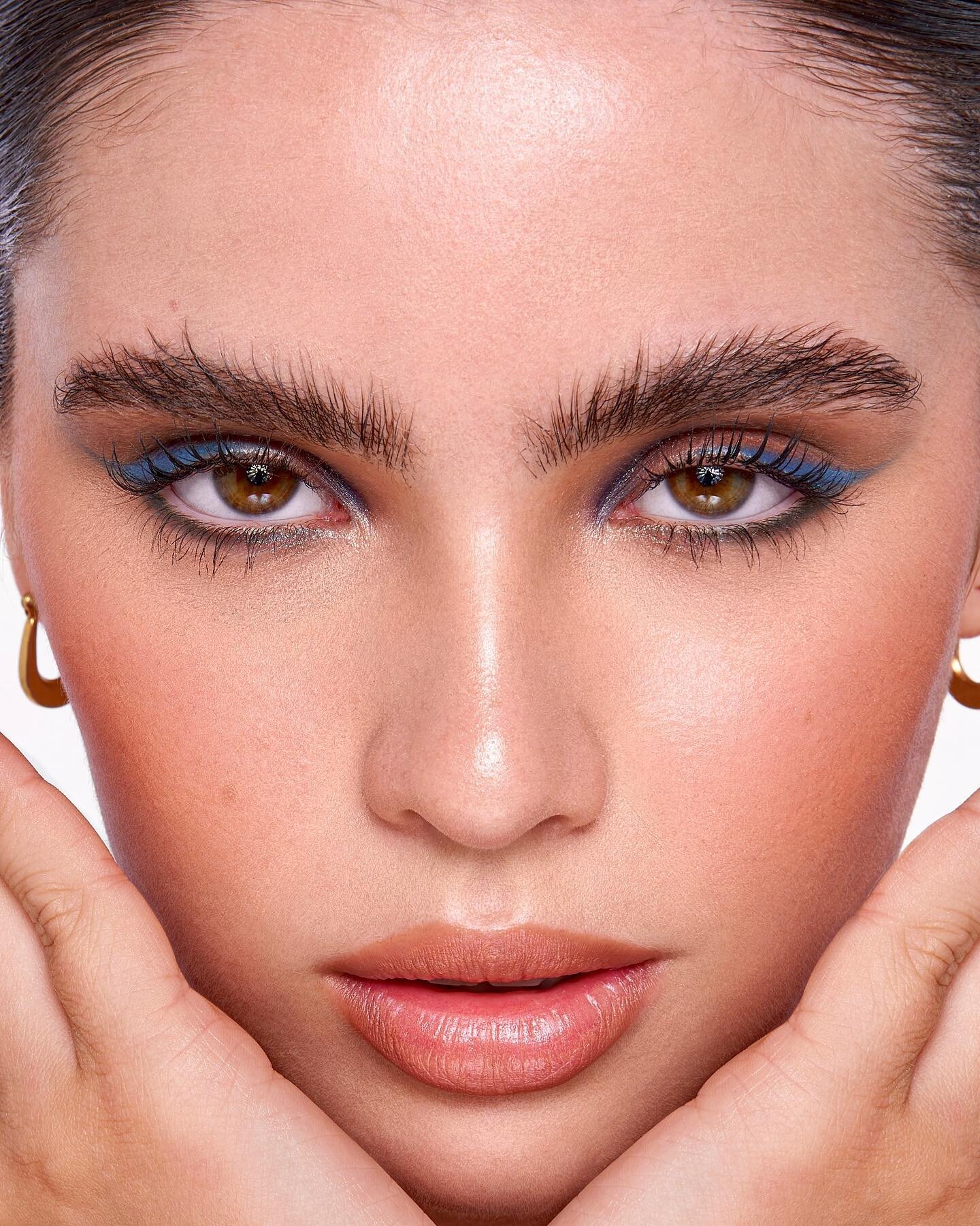 face card 💙🦋💎 @elloneilll 

beauty update for the gorgeous ell ✨✨✨

who says we always need a crew of 10 to pull off a striking beauty image? 😍

thank you to the very multi talented @jennifergoodingmakeup for styling this shot ✨