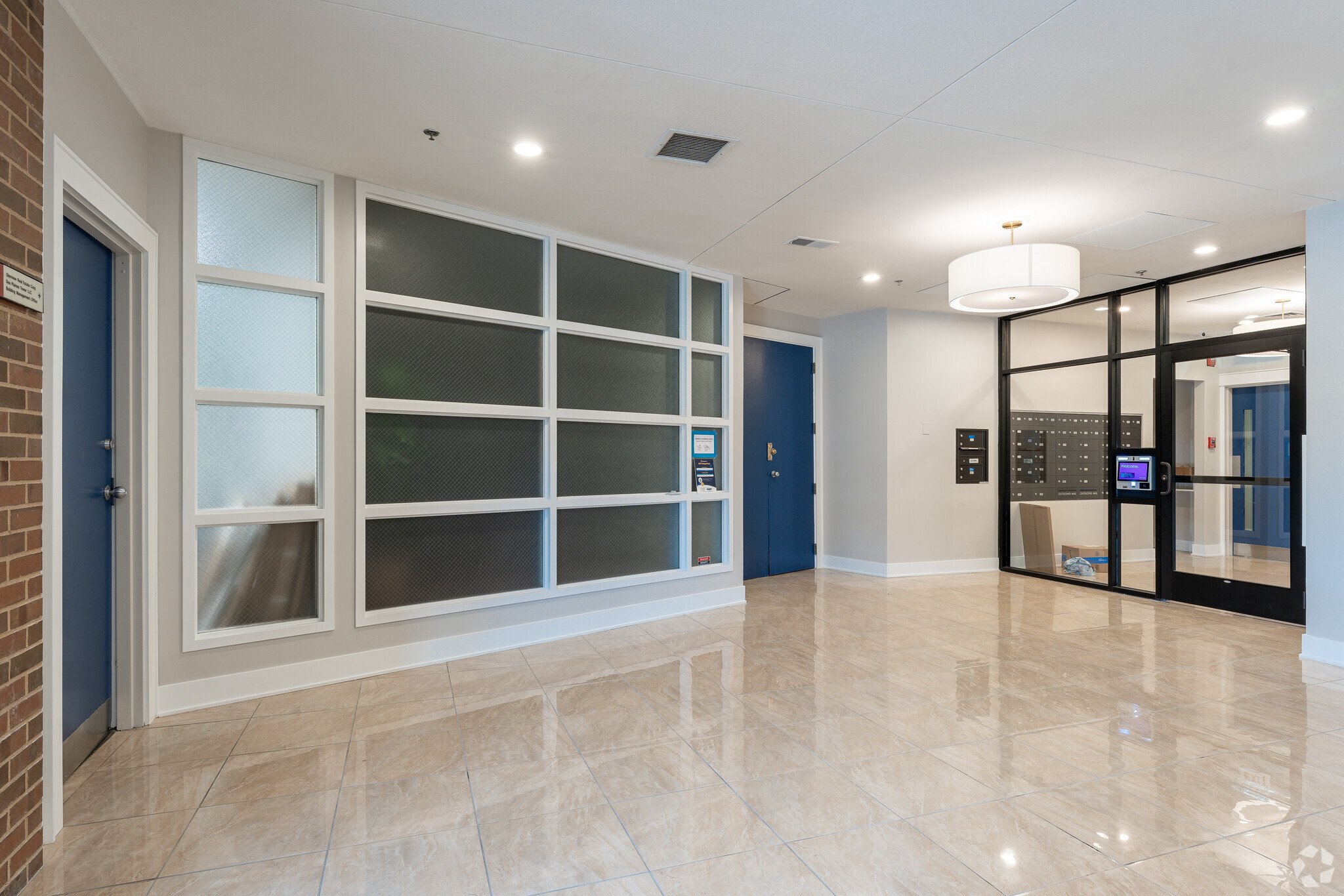 des-plaines-tower-des-plaines-il-lobby-photo.jpg