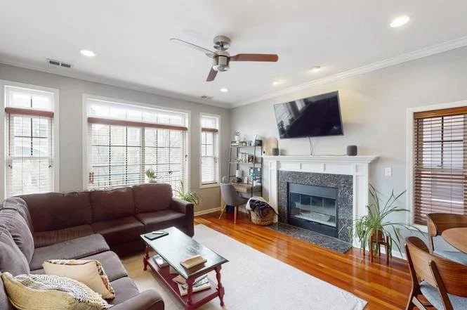 4125 N Kenmore Ave - Pat Condo Living Room.jpg