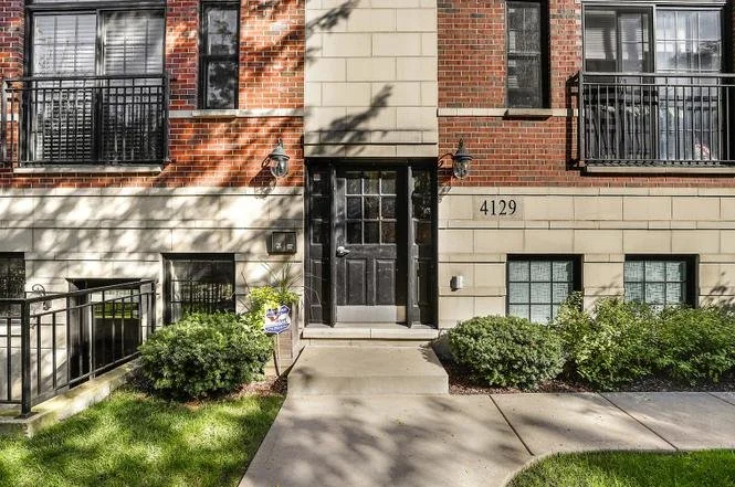 4129 N Kenmore Ave - Pat Condo entry.jpg
