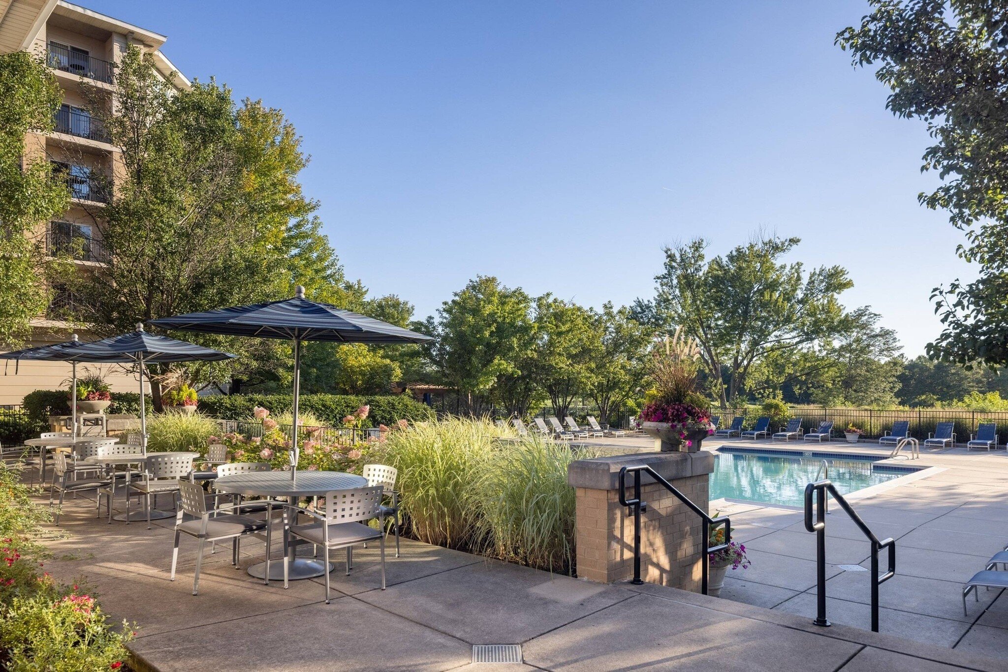 amli-at-seven-bridges-woodridge-il-sevenbridgesamenitypoolside.jpg