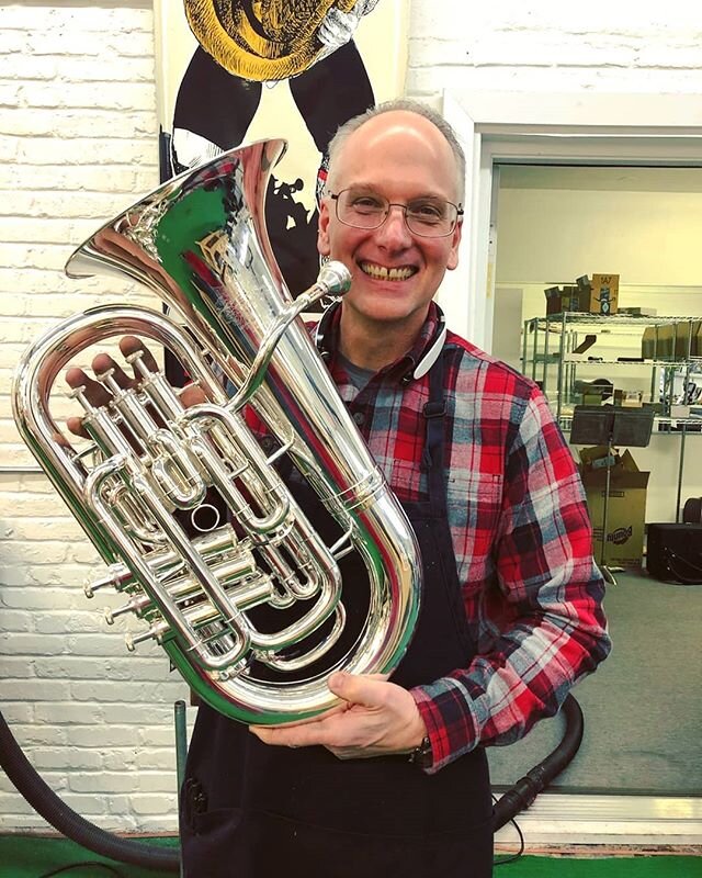 Behold the 6 valve french tuba... First 4 valves are regular in C, 5th valve flattens notes by half step and 6th valve puts the tuba in F...
#brassrepair #wessex #french #tuba #6valves #brass #instruments #instagram #followus
