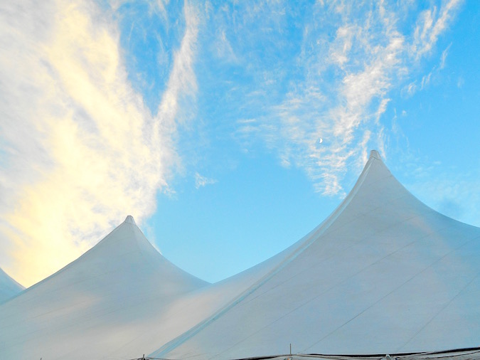 chefs-champagne-beautiful-sky-white-tent