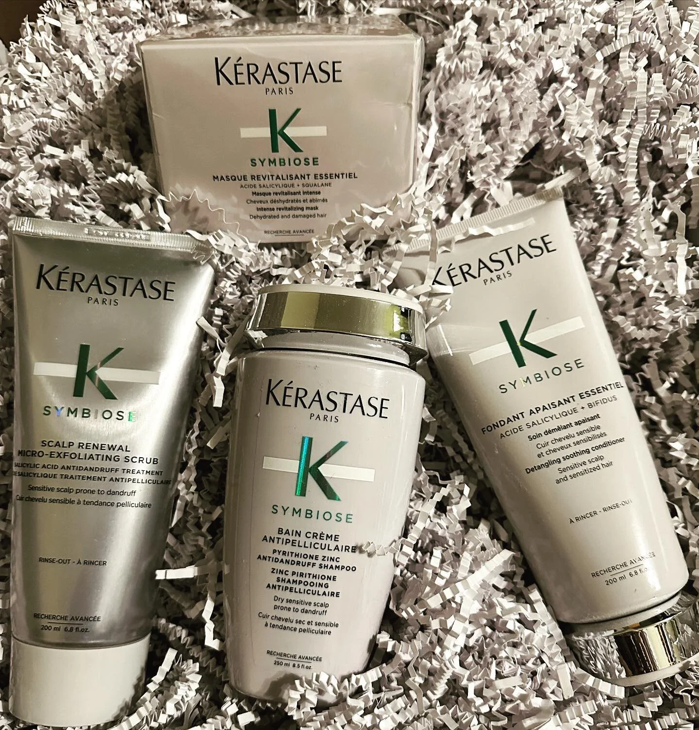📢New Product Line Alert!
🫧Symbiose🫧
The new anti-dandruff haircare by @kerastase_official 
-This twice-weekly, anti-dandruff exfoliating scalp scrub purifies and soothes sensitive scalp, removes dead skin cells &amp; build up, and helps eliminate 