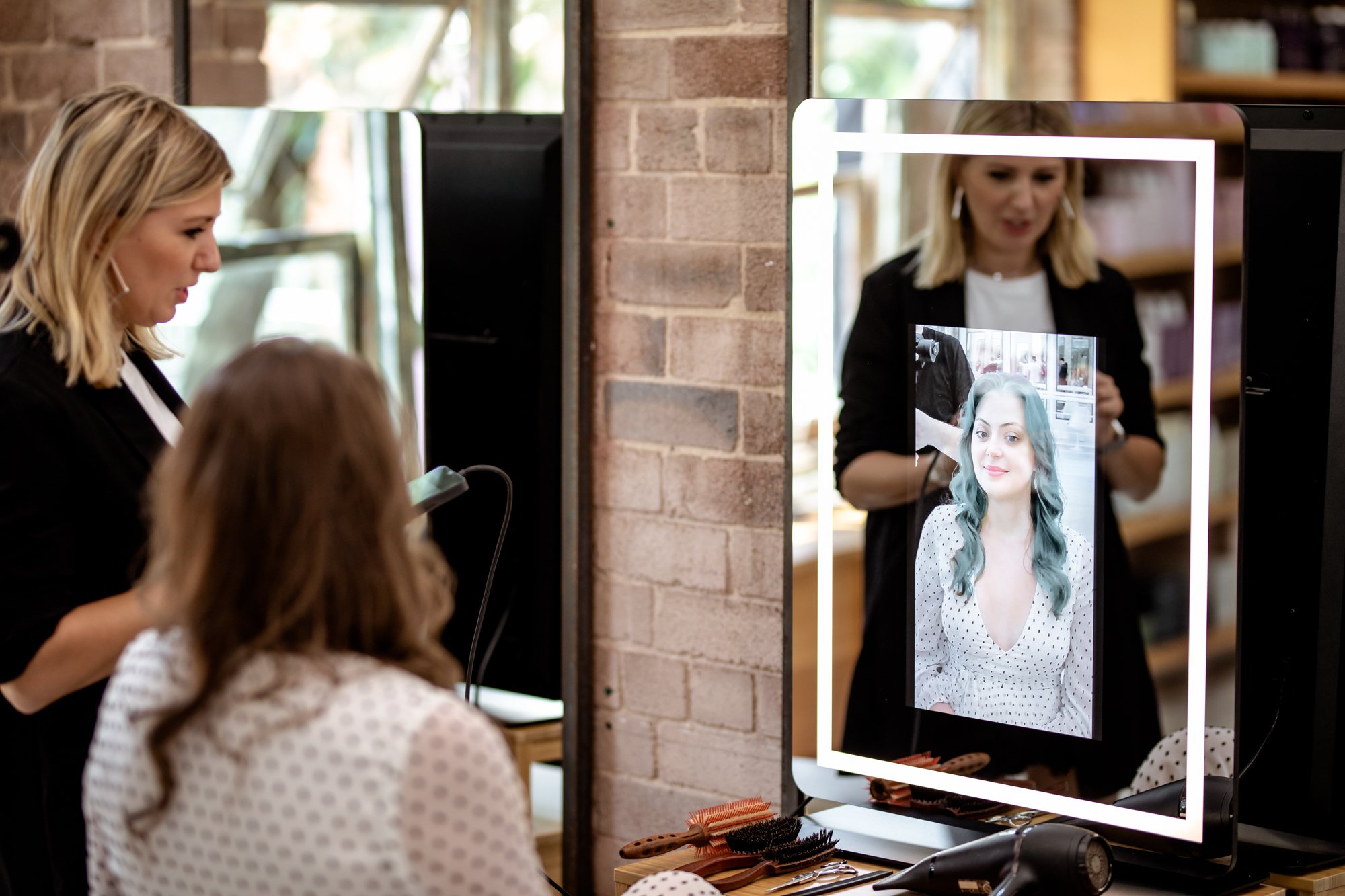 For Leading Smart Hair Salons Embracing Smart Mirror Technology — piiq  Digital