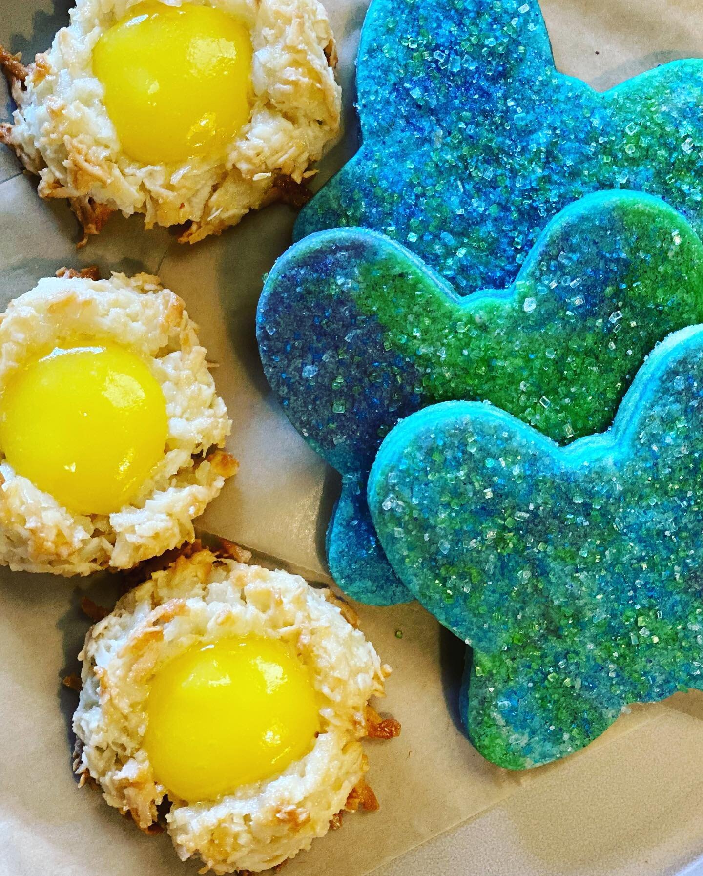 Some festive cookies for Easter weekend? Yes please!
We have a lemon coconut macaroon and a spring butterfly cookie.
Also some new beans on the shelf: 
Papua New Guinea 🇵🇬 
Mexico 🇲🇽 
Ethiopia 🇪🇹 
.
As well as our cinnamon rolls!
.
Open today a