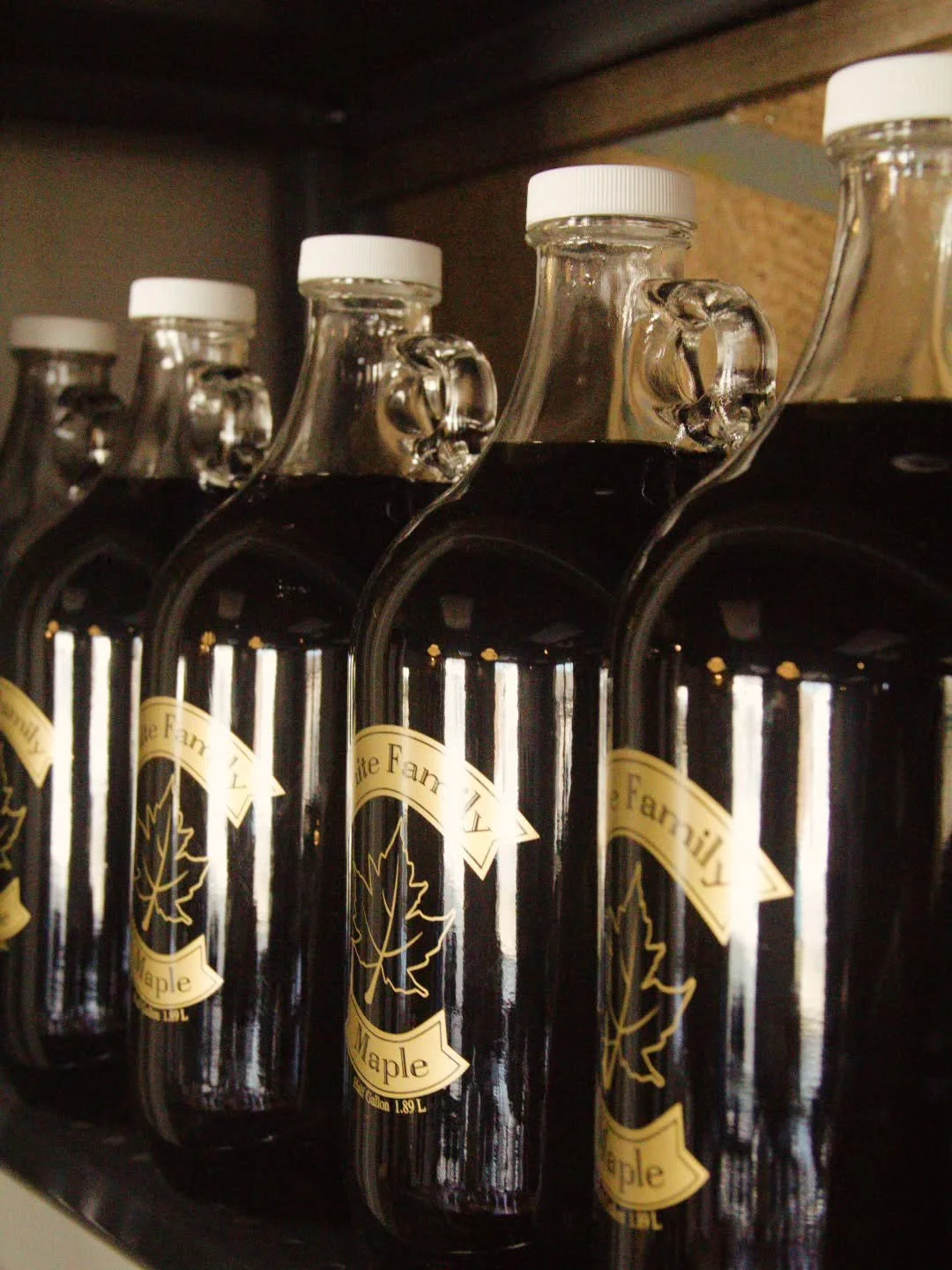 This week we are dialed in on the maple latte! Crafted with local @whitefamilymaple and an expertly pulled double espresso, the maple latte is a KBL staple. Come try it this weekend!
.
.
#kraftedbrewlab #dialedin #coffeeroasters #maplelatte #bantamct