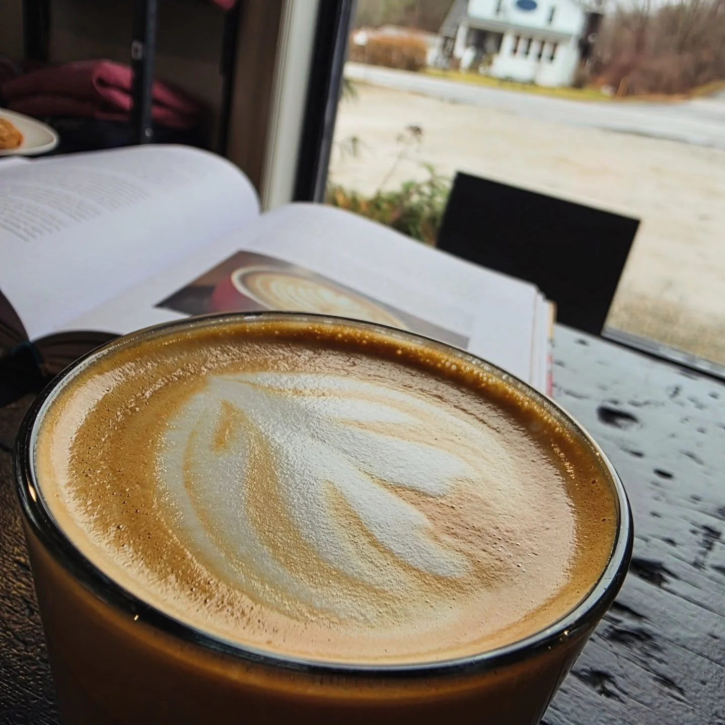 📸 Rainy Reading Day at the Shop
.
From the Lab this week we offer six Single Origins!
- Tanzania | Notes: Cranberry, Orange, Black Tea
- Mexico | Notes: Malty, Cocoa, Vanilla
- Peru | Notes: Plum, Pear, Kiwi (Organic)
- Papua New Guinea | Notes: Pec
