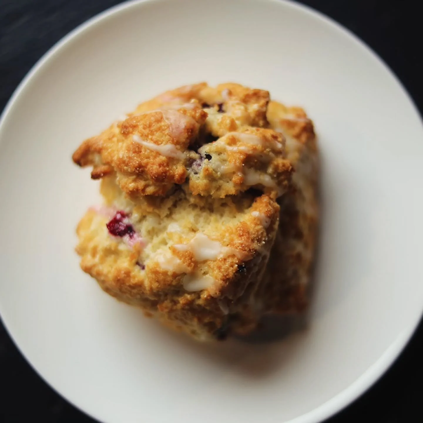 We are excited to share that we have partnered with @brits_brand to bring back some weekend specials in the shop! Starting this weekend come enjoy delicious scones or a decadent millionaires shortbread!
.
.
#kraftedbrewlab #coffeeroasters #coffeeshop