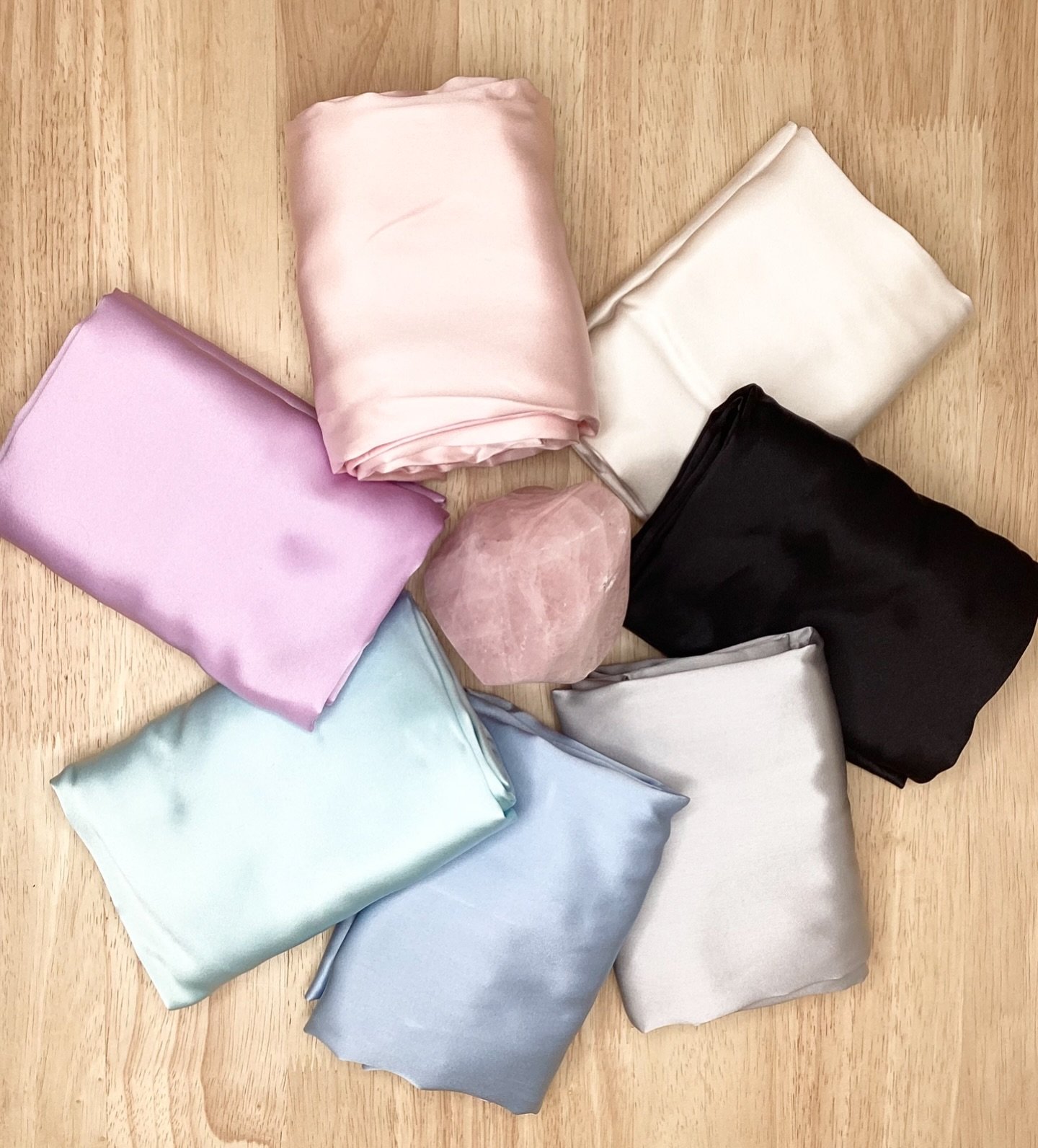 Needing a last minute Mother&rsquo;s Day gift? We have got you covered with our beautiful silk pillowcases available in a variety of colours &amp; our everescents gift packs ✨🌸
~
@everescents_organic_haircare #mothersdaygiftpacks #organichairsalon #