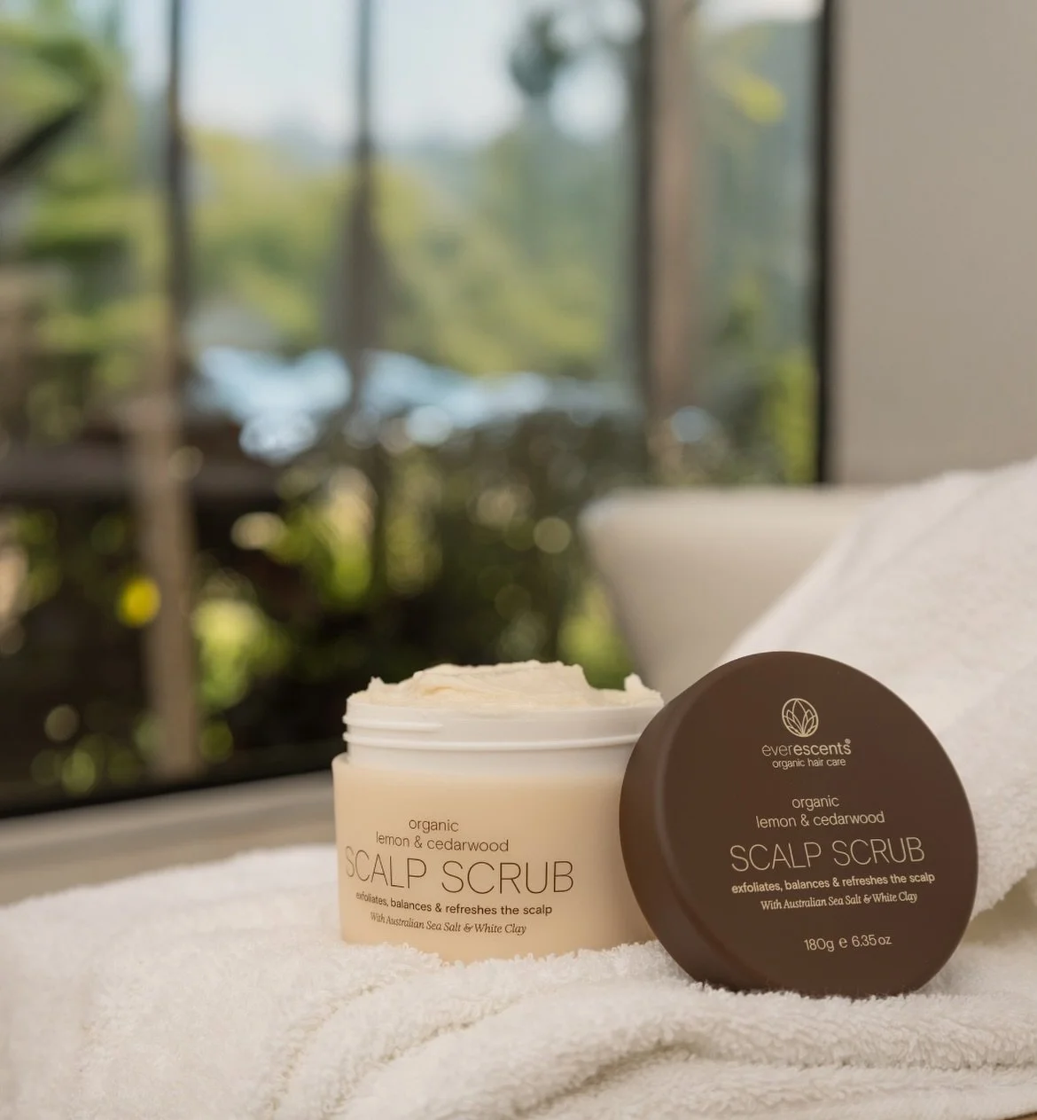 Healthy hair starts at the scalp 🤎
@everescents_organic_haircare Organic Lemon &amp; Cedarwood Scalp Scrub is a gentle yet effective exfoliating scalp treatment designed to remove product build up and dead skin cells, deeply clarifying and balancing