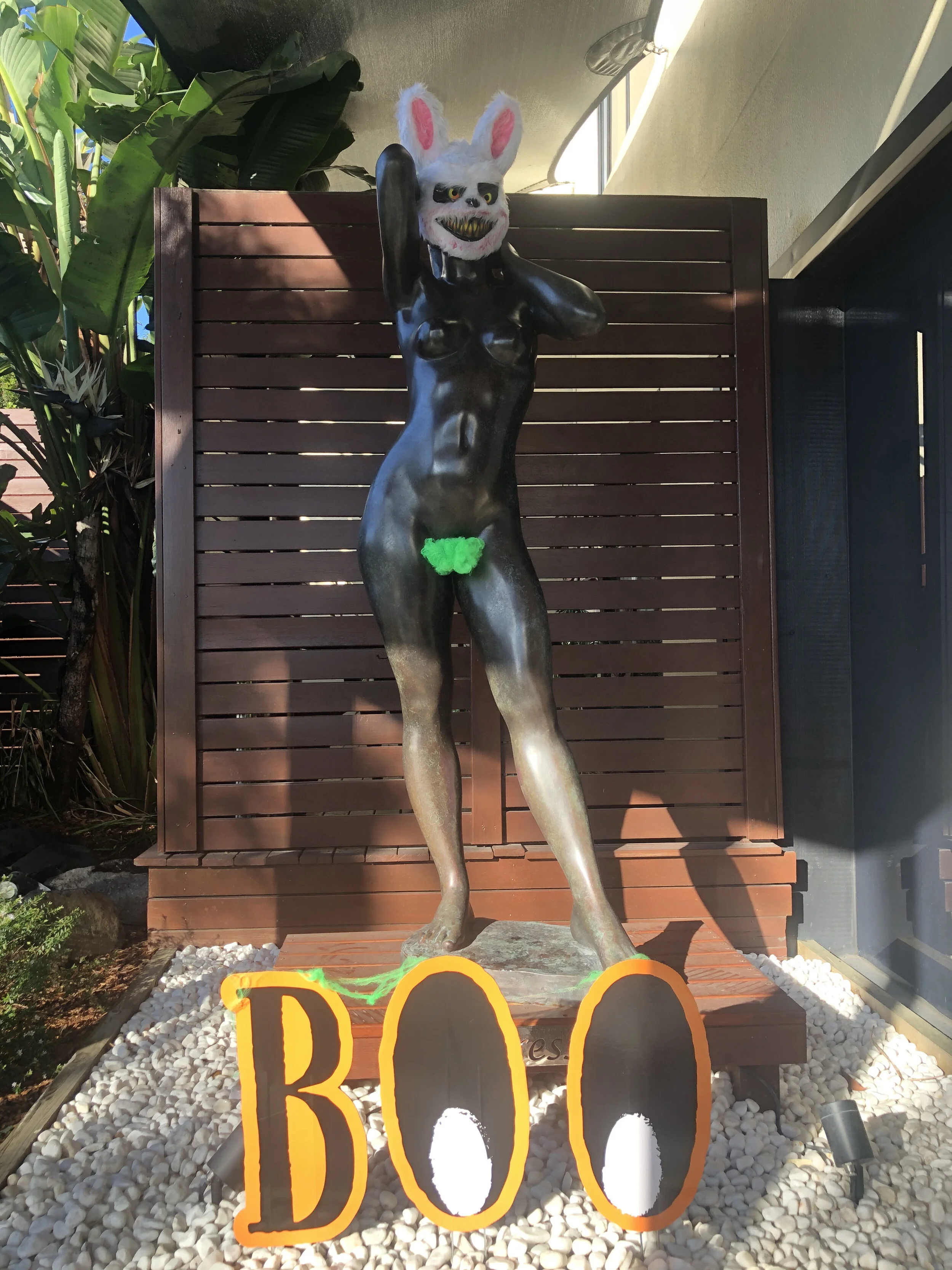 CARESSA - Pentagon’s beautiful bronzed babe