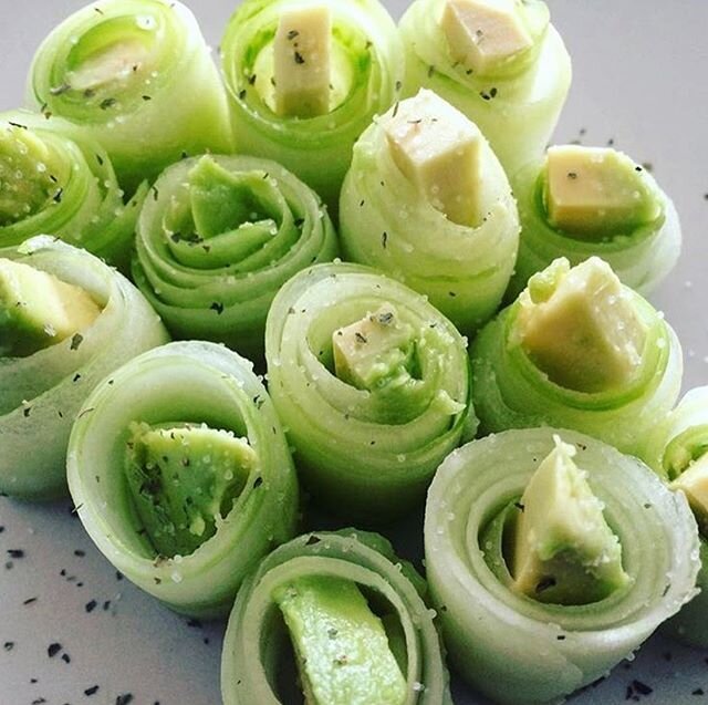 🥒 CUCUMBER AVOCADO 🥑 ROLLS🥒 This is considered a flex food to eat during your transformation!! So yummy and full of mineral salts and good fat 😍
