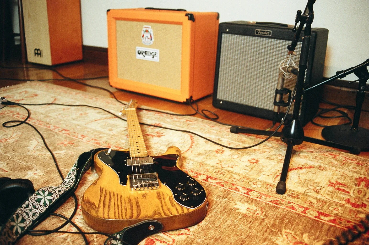 Making some delicious guitar sounds with a telecaster and a Fender Blues Junior amp