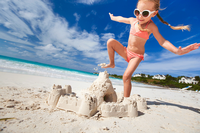 little-girl-beach_178162568.gif