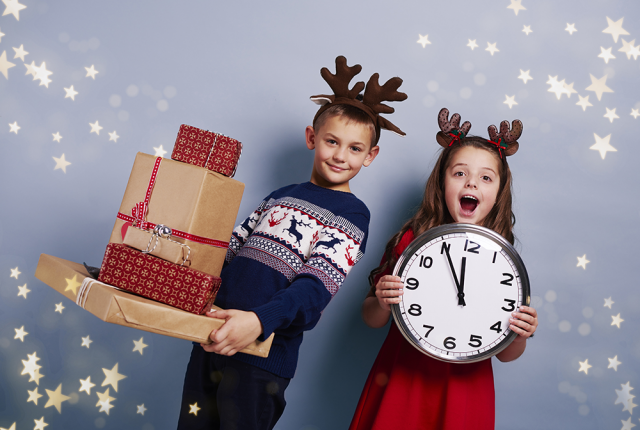 boy_holding_presents_and_girl_holding_a_clock_640_430.png