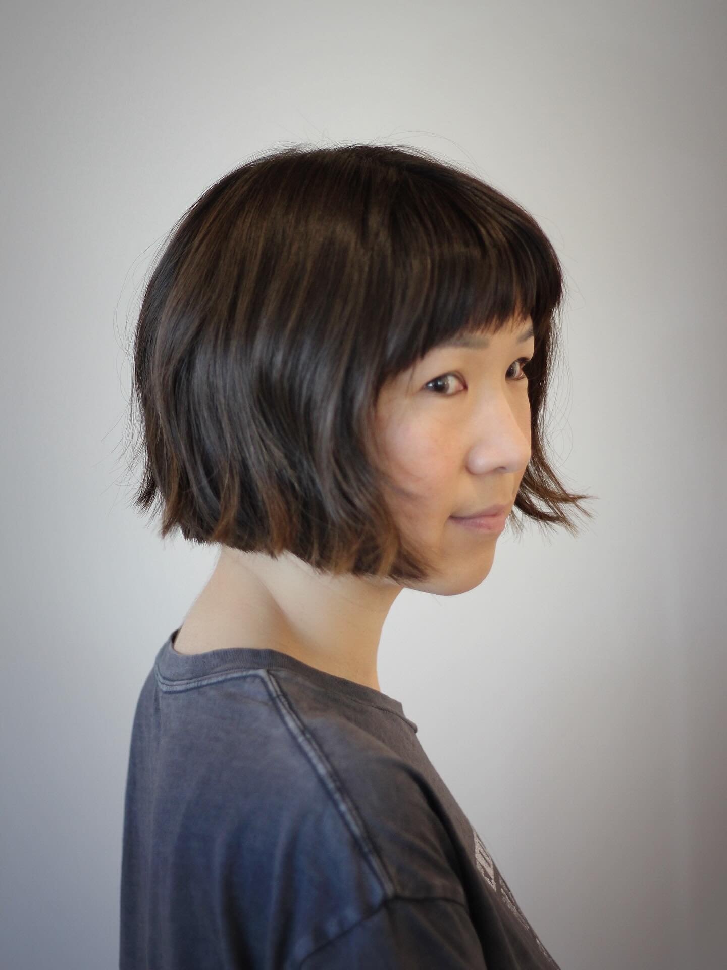 The French bob: effortless, chic, and always in style 🇫🇷✂️

This timeless cut sits right at the jawline (or just above), with soft edges and subtle volume that frame the face beautifully.

The perfect cut for those who want something low-maintenanc