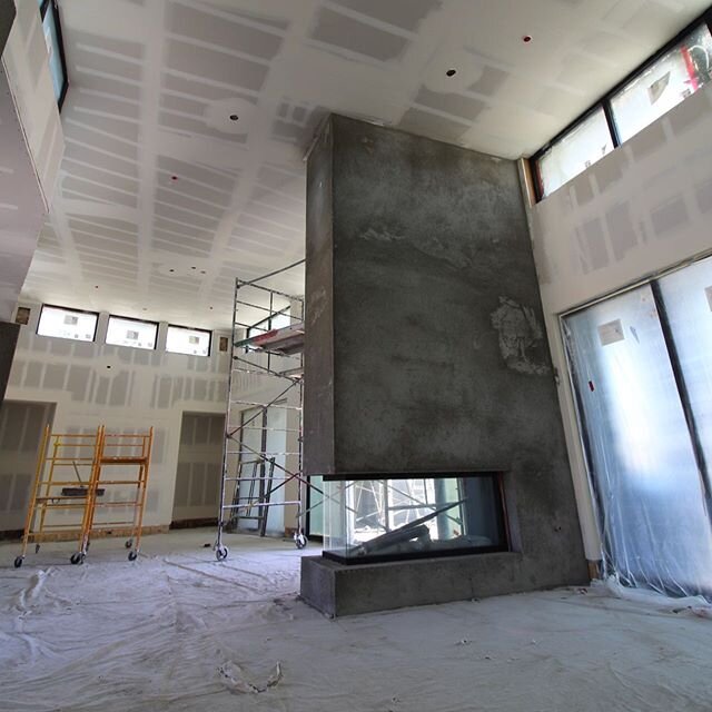 Looking forward to getting stone on this fireplace 🔥🔥 #customhomebuilder #laquinta #fireplace @pga_west #modernarchitecture #drywall #desertliving #kdielements