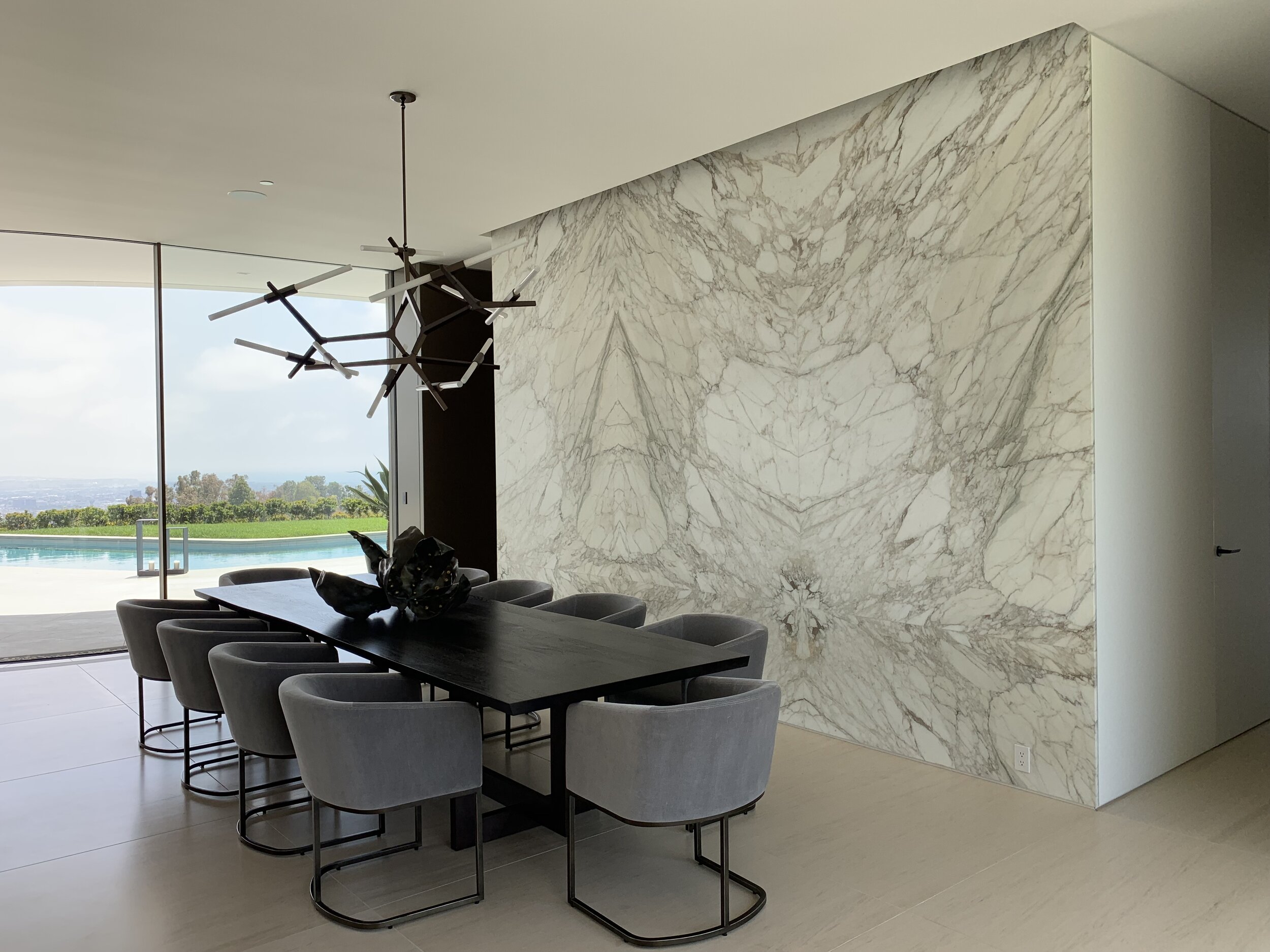  Calacatta Marble Wall  Maia Cream Limestone Floor 