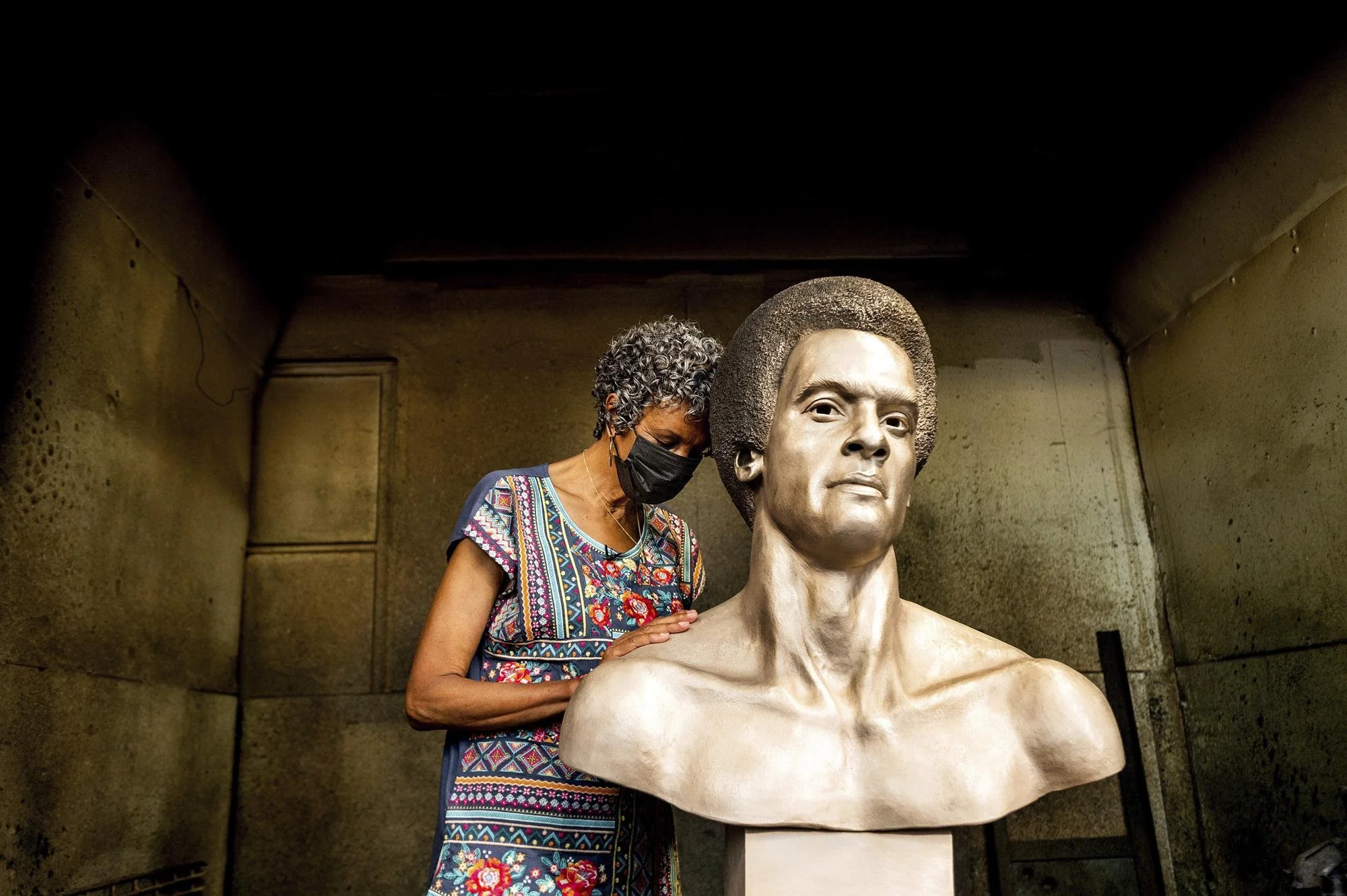 Debut of Huey Newton bust spotlights an influential figure