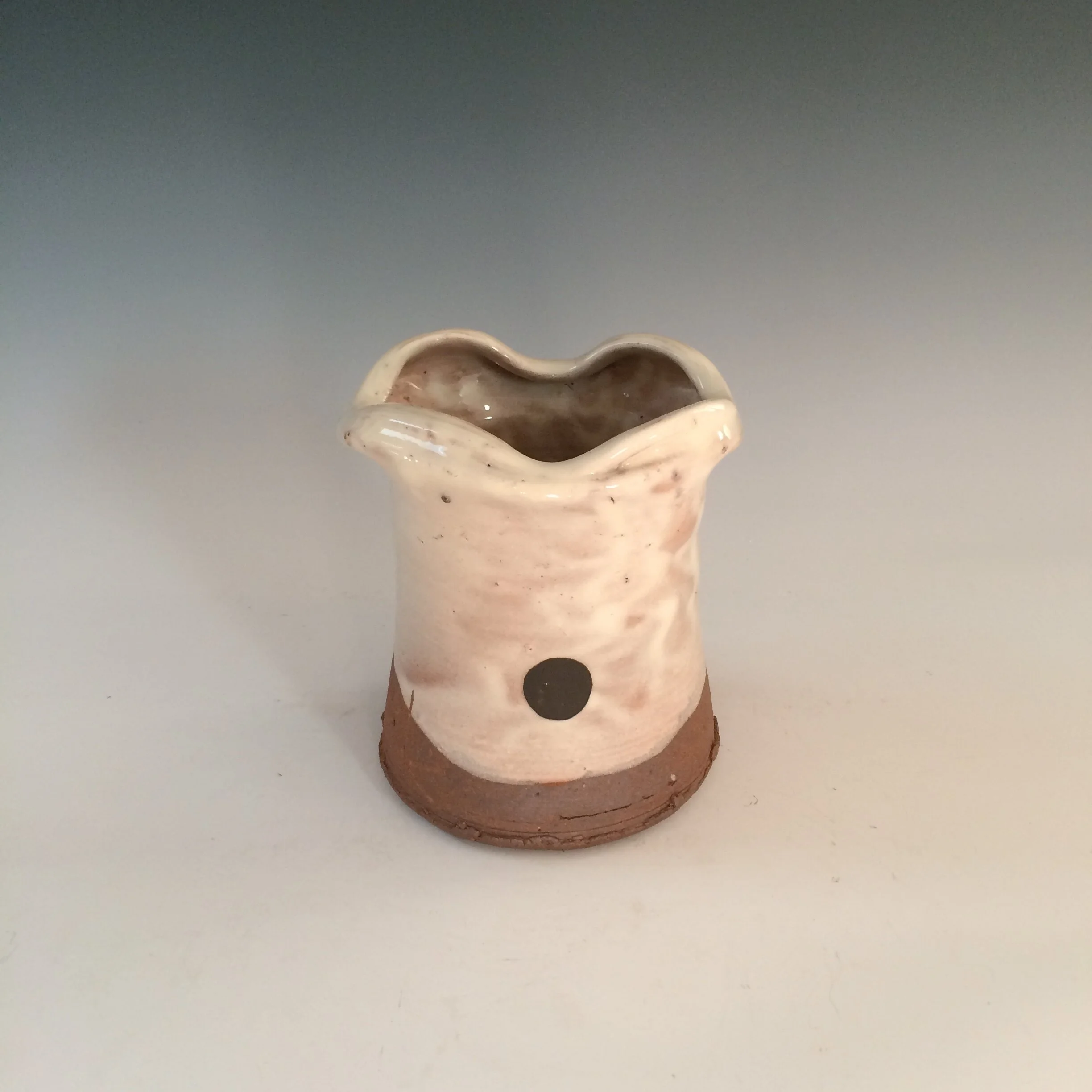 White utensil holder - dented rim