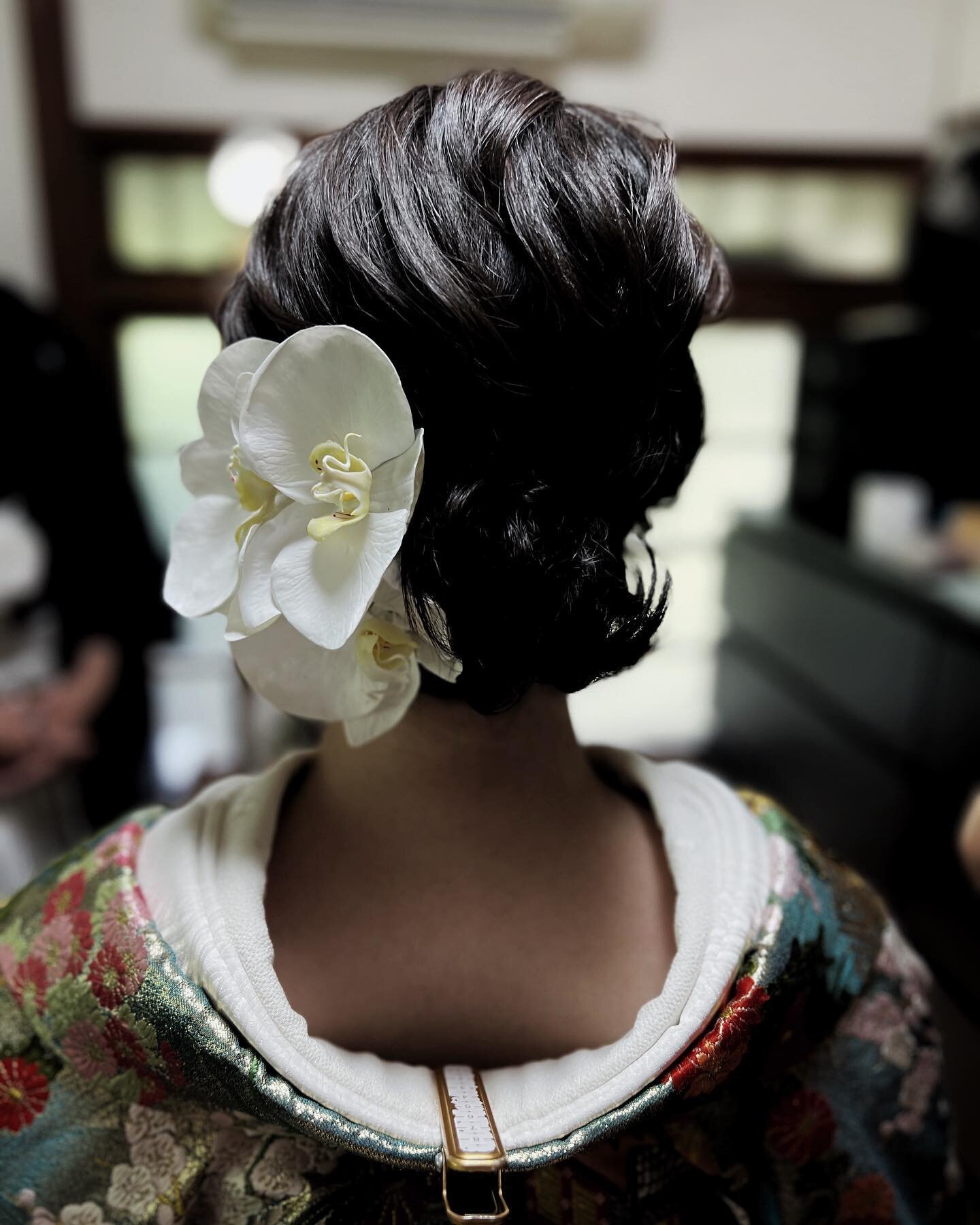 If you would like to take a wedding photo session with a Kimono, you need hire a experienced Kitsuke-shi = Kimono professional dresser.
. 

Wedding kimono gown is heavy!
But a skilled Kimono dresser will dress the most comfortable way possible!