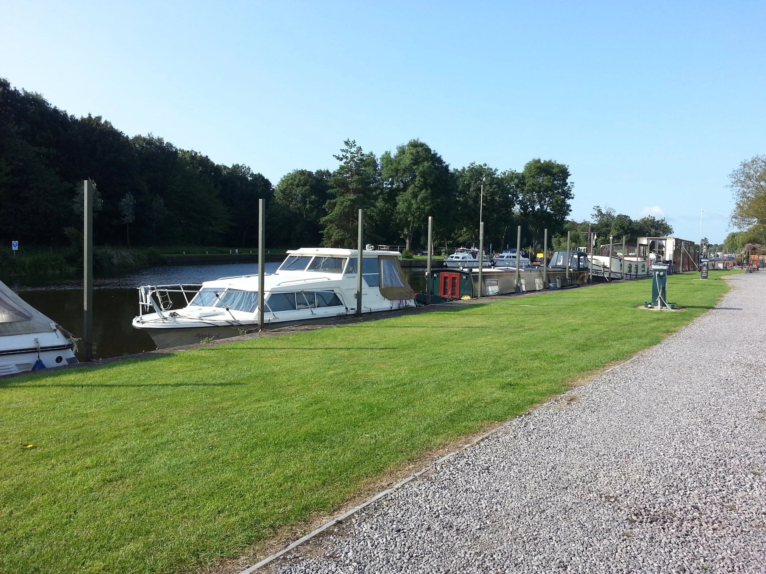 avon-bank-meadow-moorings-secure-riverside-berths-for-boats-on-river