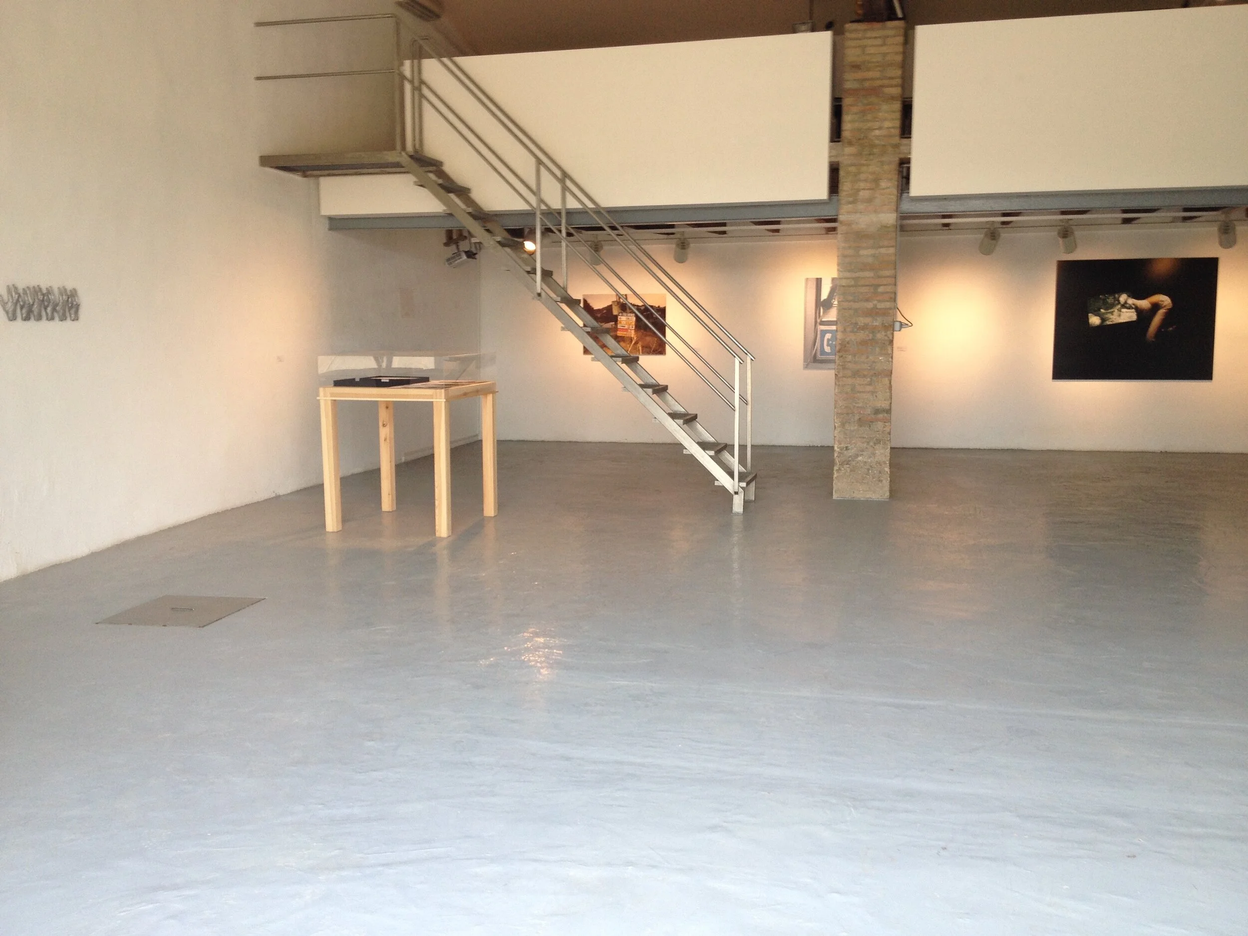 Vista parcial de l'exposició "Art i Territori". Palmadotze, temporada 2016-2017 I Obres d'Antoni Abad a l'esquerra de la imatge.