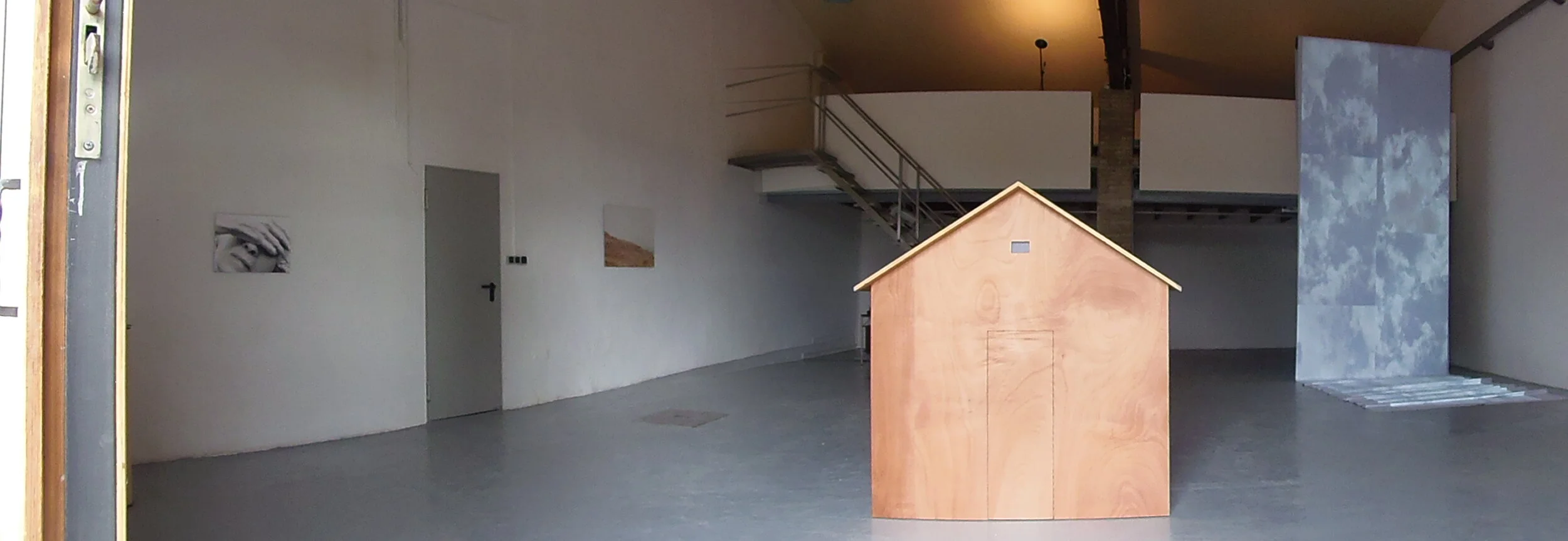 "Backlit", 2014 | Instal.lació: 2 fotografies + Video-instal.lació (Video HD Loop 1 min. 10 seg. projectat sobre tela penjada | Maqueta de fusta amb instal.lació d'àudio al seu interior.