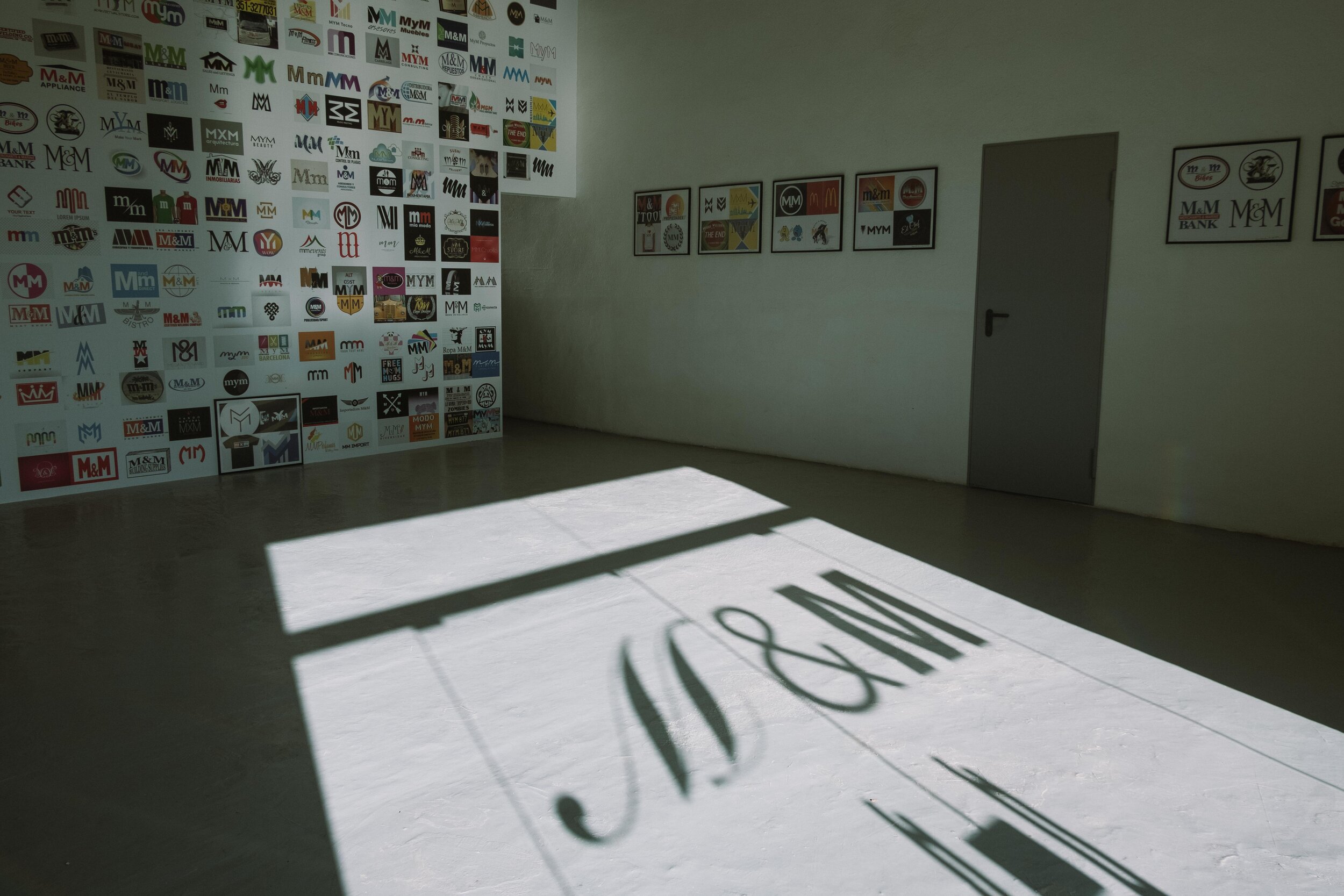  Vista de l’exposició amb el mural i els prints  “M &amp; M” (2019 ) creats en motiu de l’exposició.  