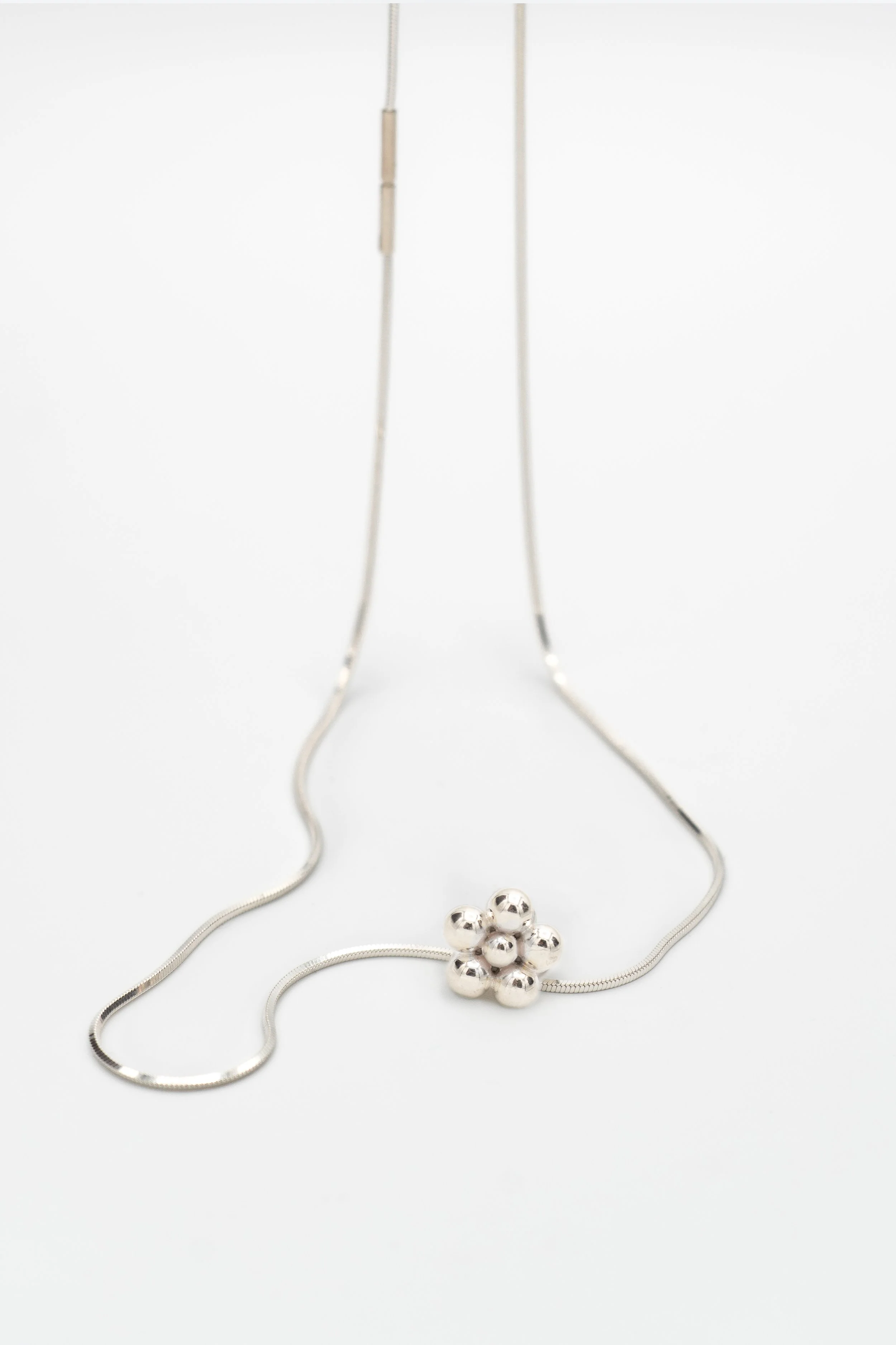 Lissom daisy necklace silver thin.jpg