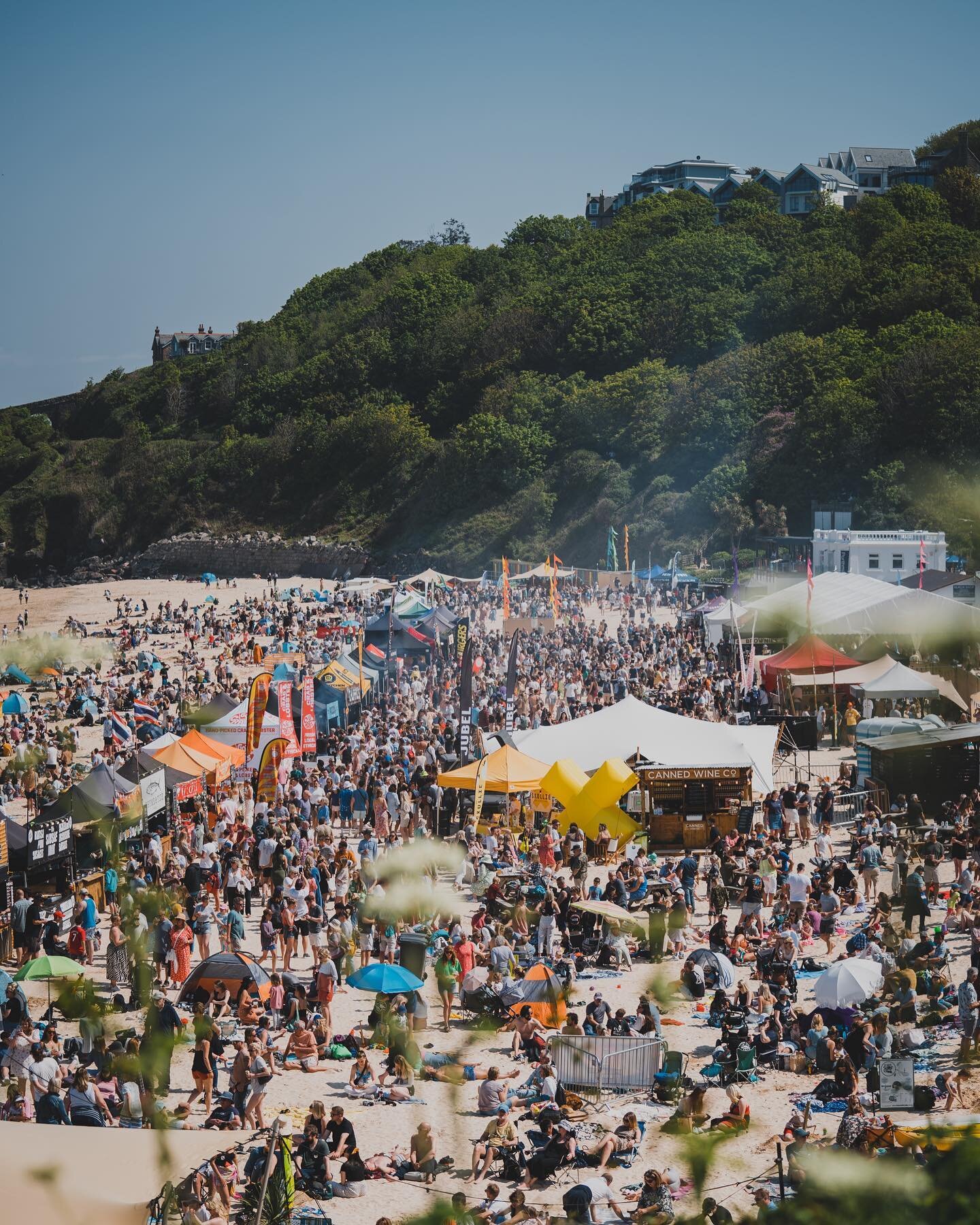 Cracking second day @stivesfoodfest seeing some old faces cook up a storm on the @countryfirekitchen - mega busy day but full of smiles and sunshine!

#stives #stivesfoodfestival #food #festival #cornwall #cornwalluk #chefs #chefdemo #asado #beach #b
