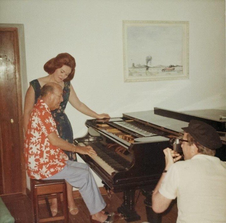 No&euml;l Coward and Joan Sutherland jamming while Peter Sellers photgraphs, naturally.

📷 March 1965, Blue Harbour, Jamaica.
