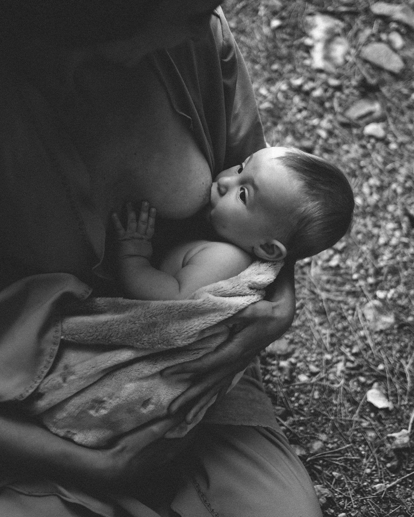 Doux moments &agrave; deux. Mais c&rsquo;est une histoire plus grande qu&rsquo;une histoire de duo.
Les liens sacr&eacute;s, le village, les soutiens, si pr&eacute;cieux. 
.
.
.
#photographeallaitement #photographebebe #photographeloire #seanceallait