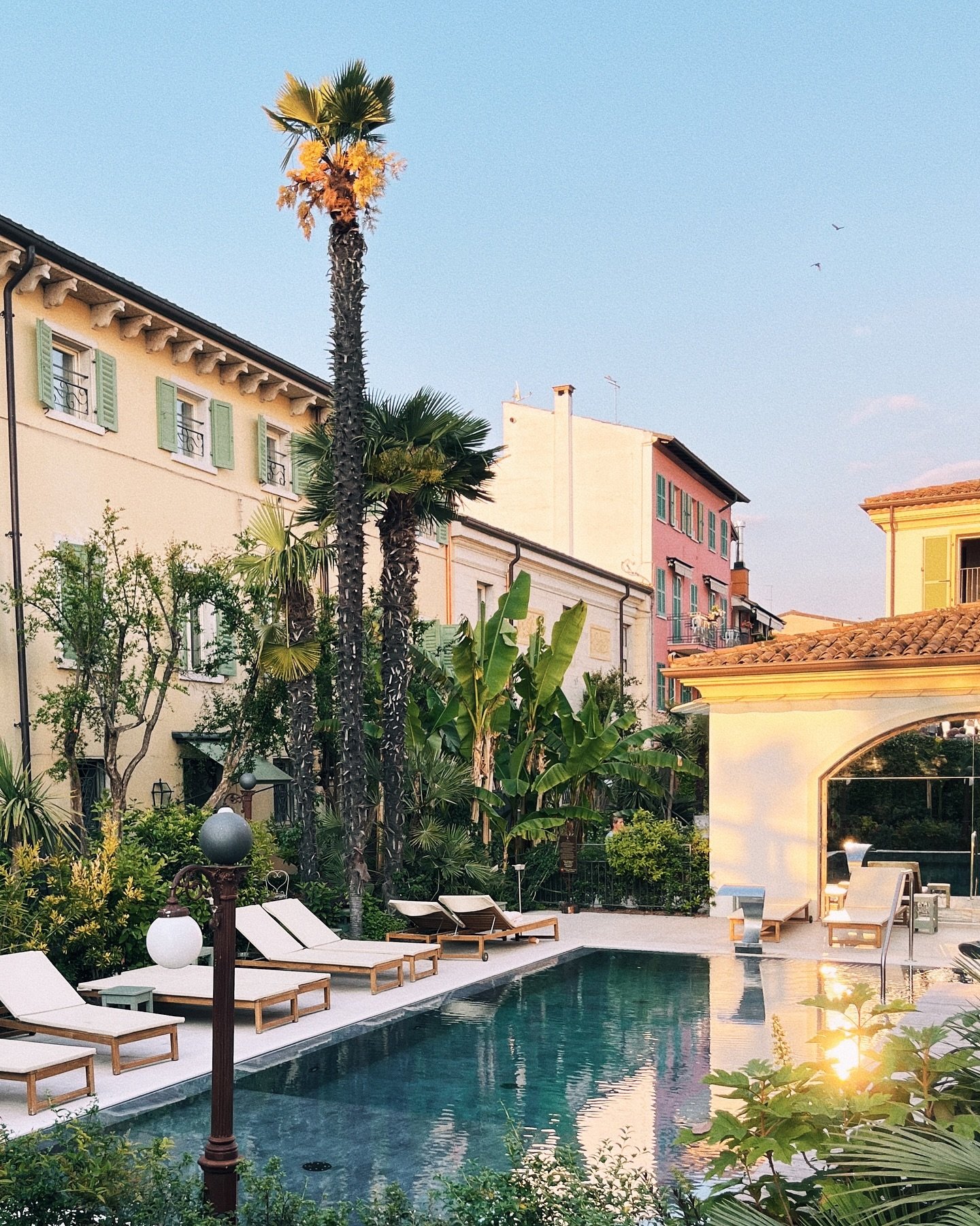 Reminiscing about my recent journey through Italy, where every sunset felt like a scene from a love story. From the rolling hills of Tuscany to the romantic canals of Venice, this country is pure magic. Imagine saying &lsquo;I do&rsquo; in such a bre