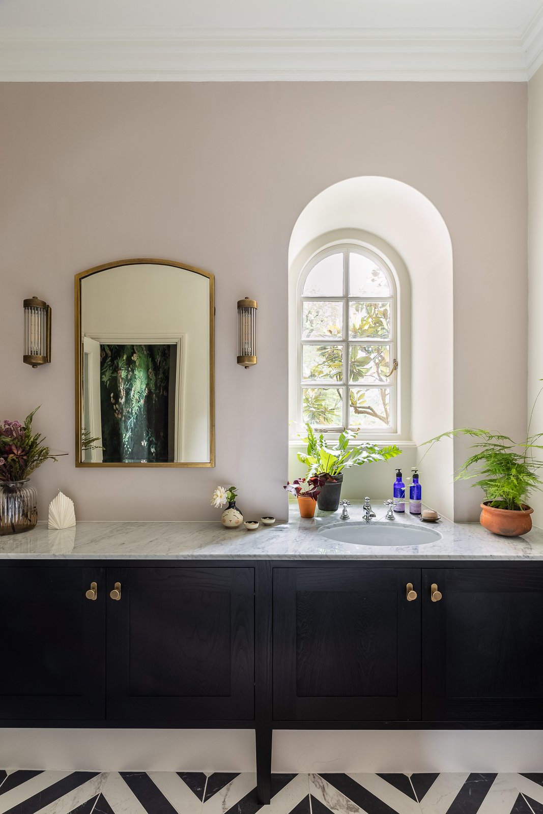 CharlotteBucciero-interiors-black-bathroom-vanity-pink-brass-georgian-arched-window.jpg