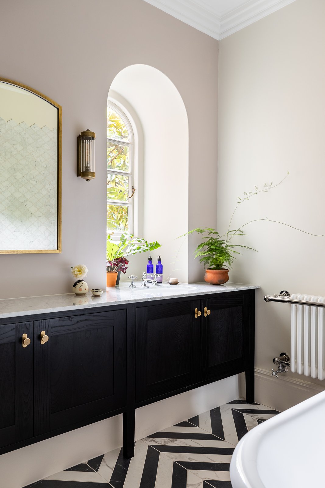 CharlotteBucciero-interiors-georgian-bathroom-black-vanity-deco-tiles-brass.jpg