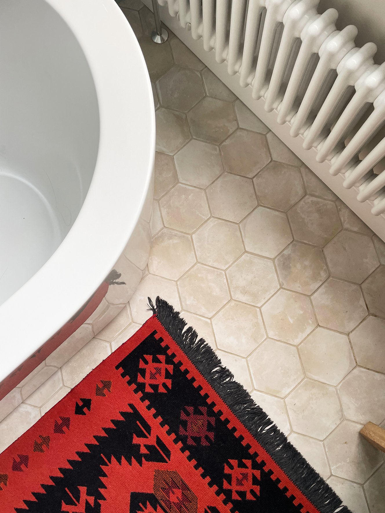 CharlotteBucciero-Interiors-Bathroom-hexagon-floortile-bathtub-beige-rug.jpg