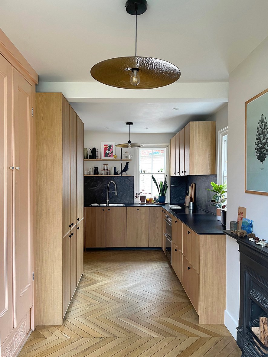 CharlotteBucciero-interiors-oak-kitchen-black-worktop-chevron-pink-detail.jpg