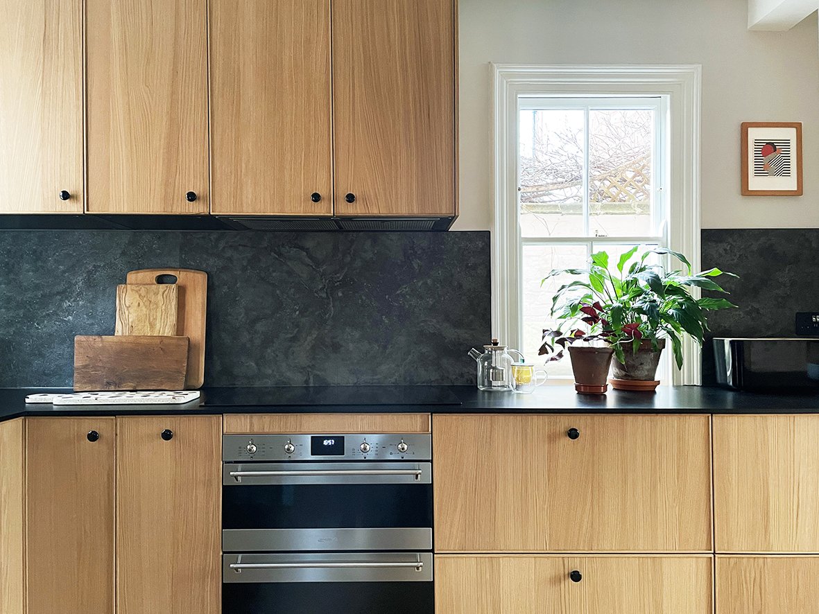 CharlotteBucciero-interiors-oak-kitchen-cabinets-black-splashback-modern.jpg