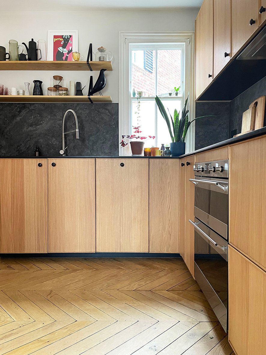 CharlotteBucciero-interiors-oak-kitchen-doors-cabinets-idea-black-worktop.jpg