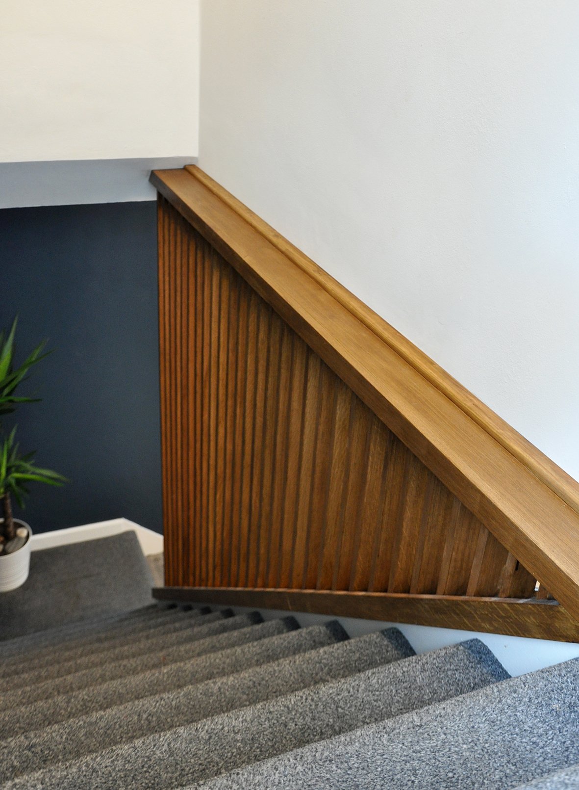 CharlotteBucciero-Interiors-bespoke-staircase-oak-carpet-wallpaint.jpg
