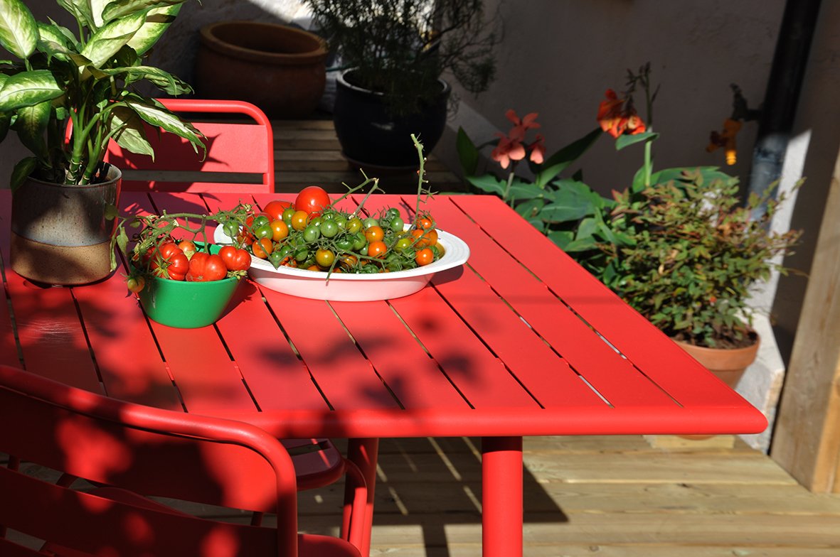 CharlotteBucciero-Interiors-courtyard-red-table-oak-decking-tomatoes.jpg