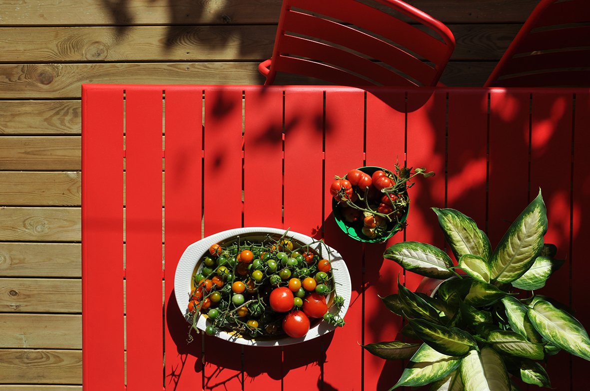CharlotteBucciero-Interiors-outside-courtyard-red-metal-table-oak-decking.jpg