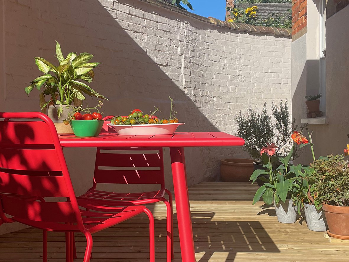 CharlotteBucciero-Interiors-Outside-garden-courtyard-red-furniture-decking.jpg