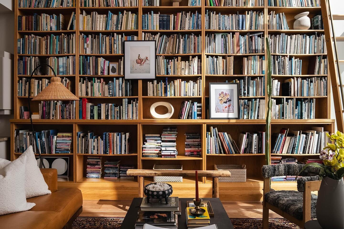 I can&rsquo;t get over this space&hellip; or this book collection. I&rsquo;m in love. 📚🥰
Something beautiful is coming soon&hellip; @brottco