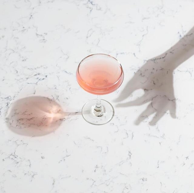 Friday ❤️🍷⠀
⠀
⠀
#cocktail #martini #drinkingtime #alcohol #caesarstone_il #vscocam #interiordesign #design #homedecor