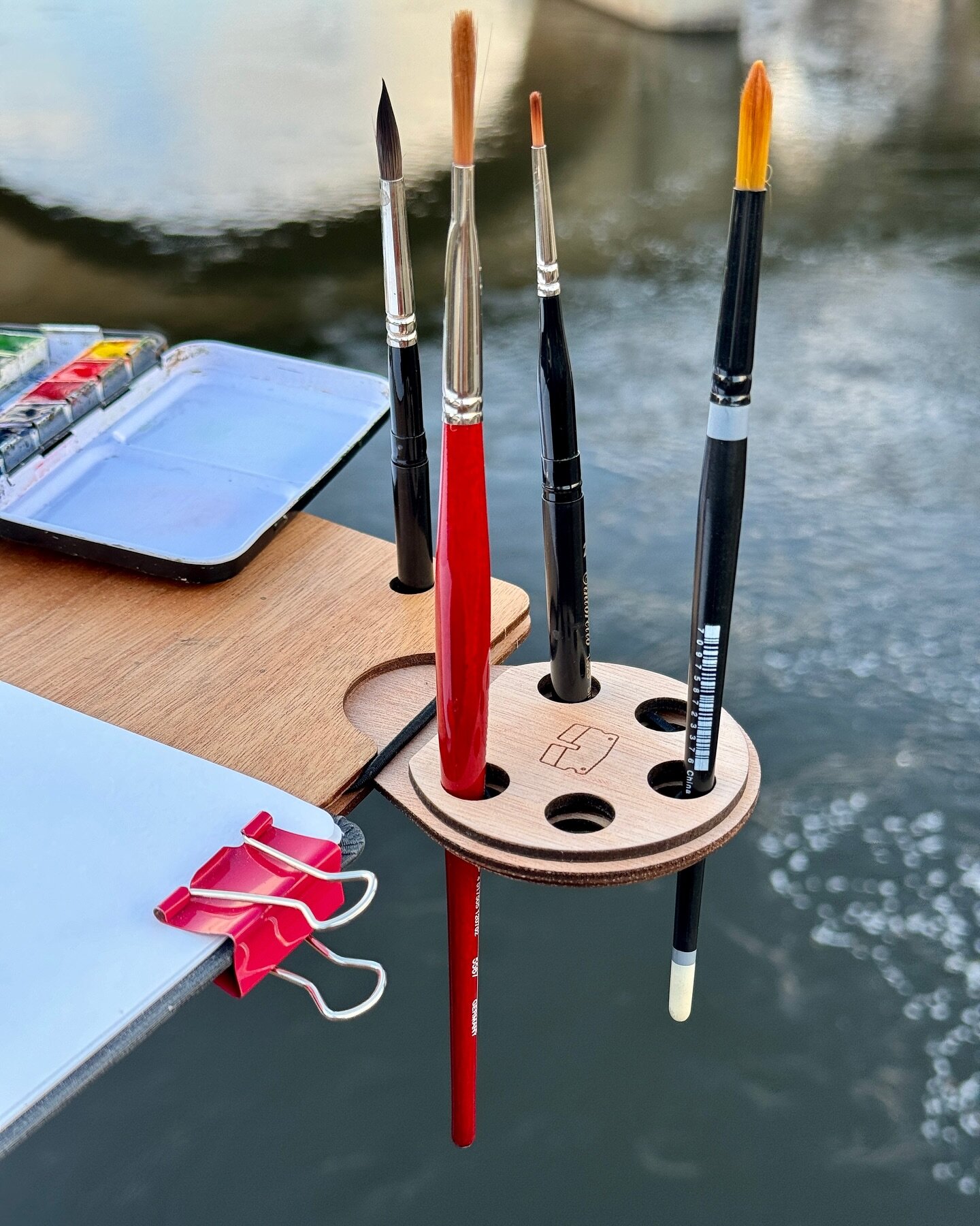 🧲 La nouvelle extension aimant&eacute;e du chevalet fait &eacute;galement porte-pinceaux/crayons (ou peut &ecirc;tre est-ce l&rsquo;inverse? 😄)&hellip;

The new magnetic extension for the easel is also a brush/pencil holder&hellip; 
Or maybe is it 